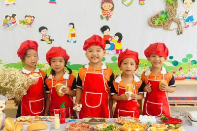 Bé làm bánh mỳ ăn sáng