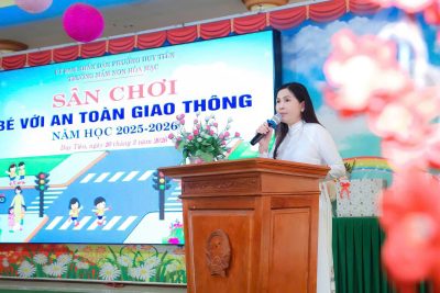 Sân chơi “Bé với An toàn giao thông”. Trường MN Hòa Mạc ,năm học 2025-2026 với chủ đề “ Giao thông an toàn, cùng bé bước tới tương lai”